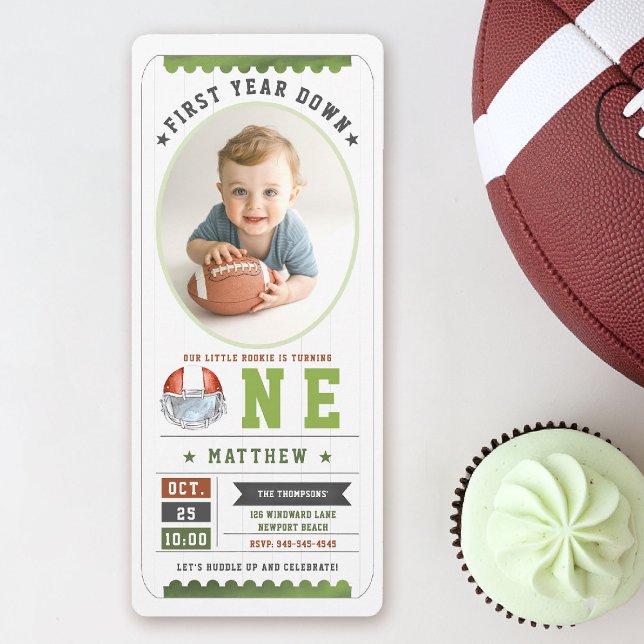 Convite Primeiro aniversario Fotográfico de Jogos de Futeb (first year down football birthday invitation photo sports ticket boy green boy 1st party card)