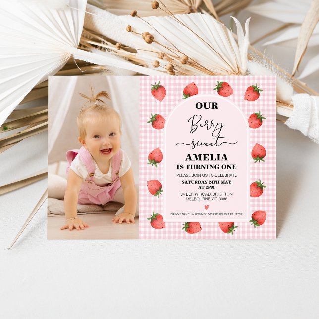 Convite Primeiro aniversario Moderno de Foto Rosa Gingham  (Girl's pink gingham pattern and strawberries berry sweet themed 1st birthday invitation with photo)