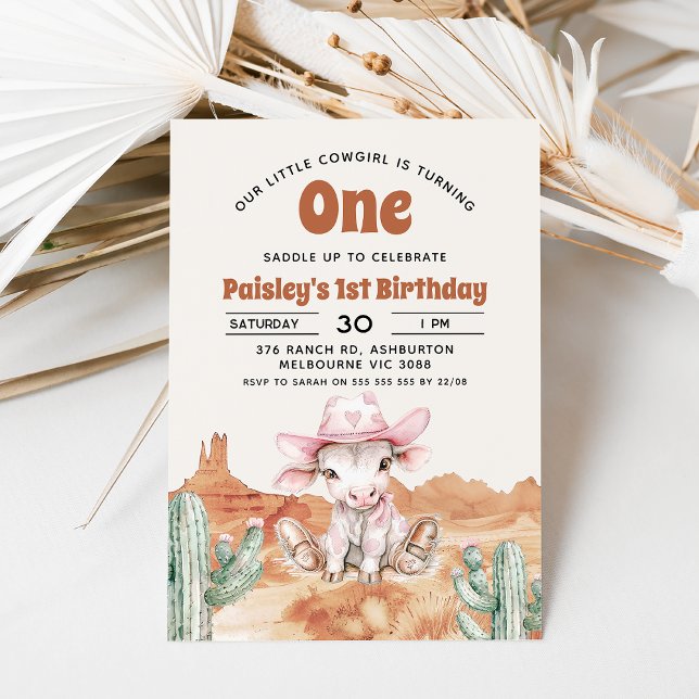 Convite Primeiro aniversario Ocidental de Vaca Rosa-Rosa (Cow or cowgirl themed 1st birthday invitation featuring a cute cow, desert, cactus, retro style text)
