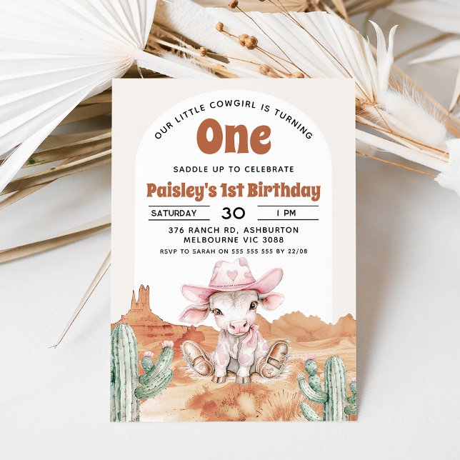 Convite Primeiro aniversario Oeste Selvagem de Vaca Rosa R (Cow cowgirl themed 1st birthday invitation with cow, pink cowgirl hat, desert and retro text.)
