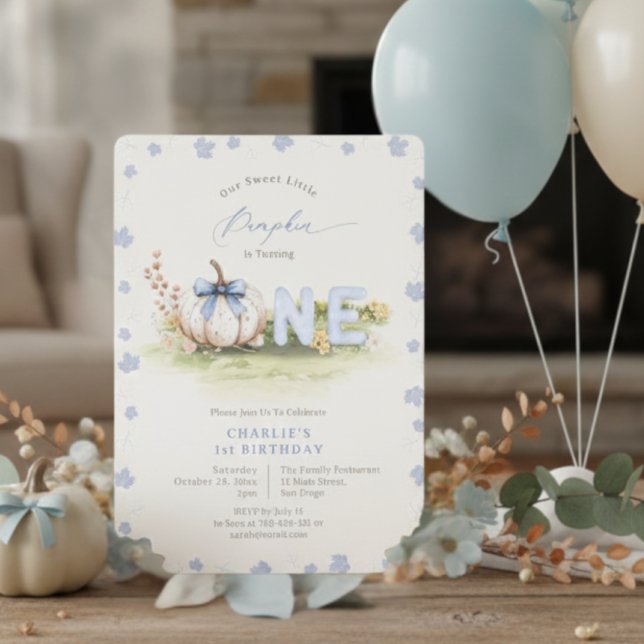 Convite Primeiro aniversario Pumpkin Pequeno Coquette Azul (Pastel Blue Coquette Little Pumpkin 1st Birthday Invitation)