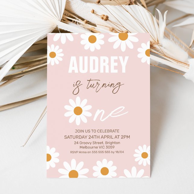 Convite Primeiro aniversario Rosa Laranja Cor-de-Rosa Rapa (White and orange daisy 1st birthday invitation with a pink background and brown text.)