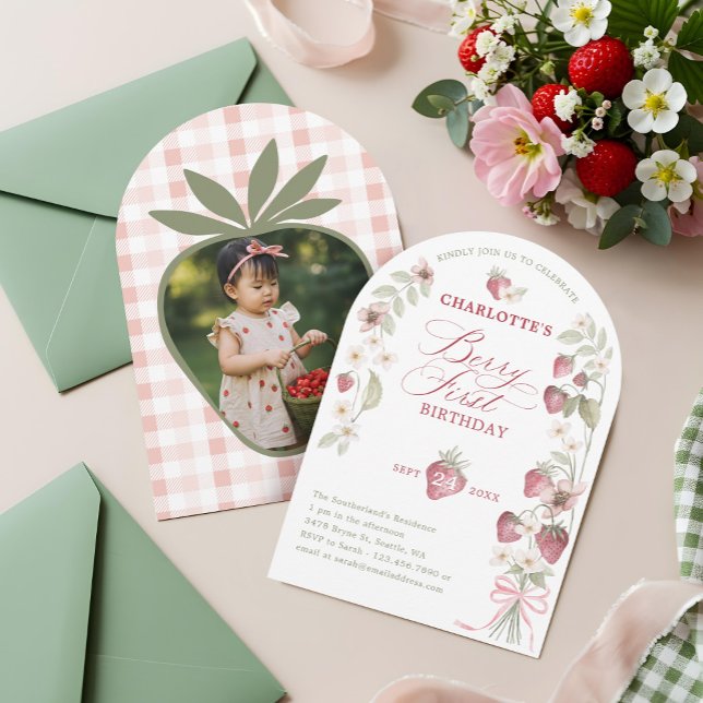Convite primeiro aniversario Strawberry Berry Foto do Prim (1st Birthday Strawberry Berry First Birthday Photo Invitation)