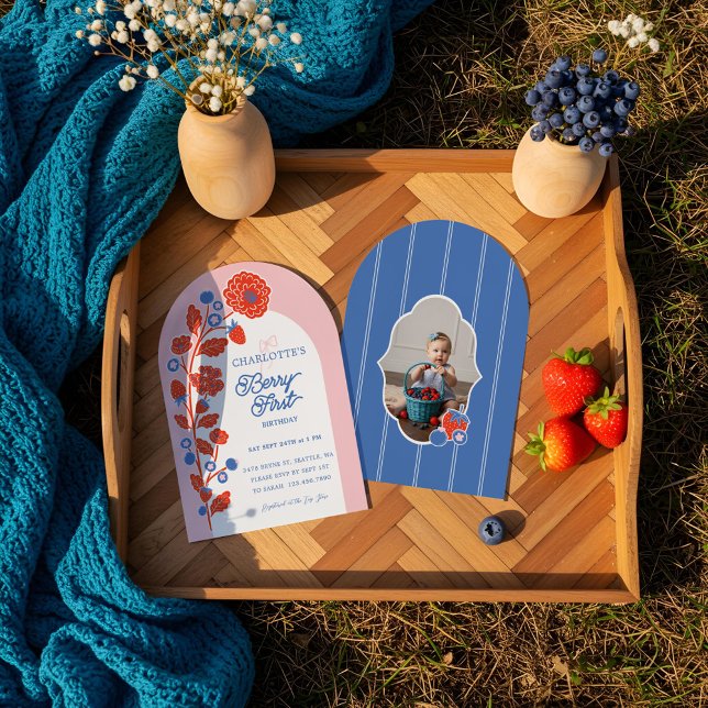 Convite primeiro aniversario Strawberry Berry Foto do Prim (1st Birthday Strawberry Berry First Birthday Photo Invitation)