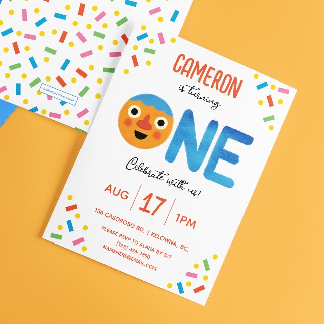 Convite Primeiro aniversario Super Simples Noodle & Pals C (Invitation on table)