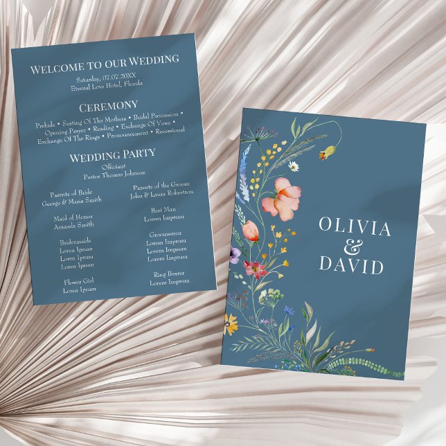 Convite Programa Dusty Blue Wildflower Meadow Wedch (Dusty Blue Wildflower Meadow Wedding Program on a sunny neutral dry palm leaf.)