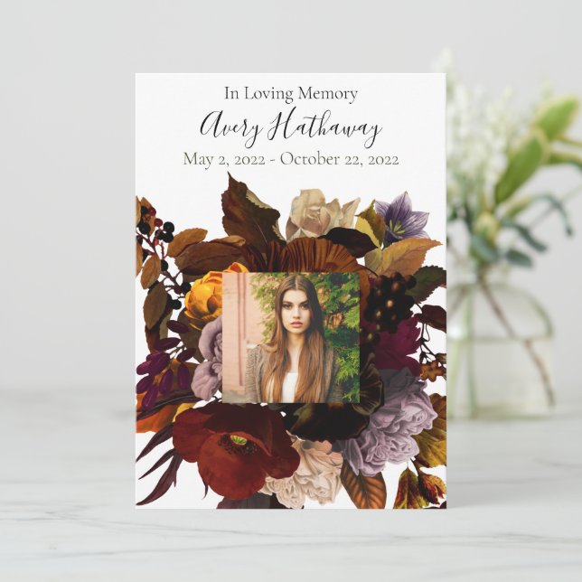 Convite Programa Memorial Floral de Foto Escuro e Moody (Em pé/Frente)