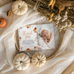 Convite Pumpkin Primeiro Aniversário Foto Obrigado<br><div class="desc">Mande uma nota sincera com este adorável cartões de agradecimentos de fotos de abóbora. Apresentando abóboras aquáticas, flores rústicas do outono e espaço para a fotografia do seu bebê, este design é perfeito para agradecer aos convidados após uma pequena festa de aniversário de abóbora. Personalize com o nome, a mensagem...</div>