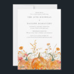 Convite Pumpkin Wildflower do Partido Surpresa aniversário<br><div class="desc">As abóboras de queda estão aninhadas em delicadas flores silvestres amarelas do ouro e laranja para criar uma estética elegante. Todo o texto é editável para que você possa facilmente artesanato seu próprio humor especial.</div>