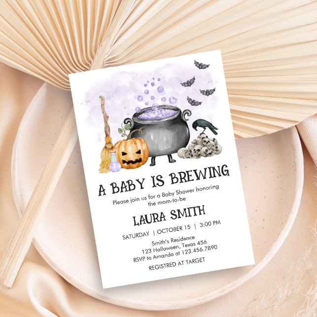Convite Purple Baby is Brewing Halloween Baby Shower (A Baby is Brewing Purple Halloween Baby Shower Invitation)