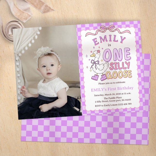 Convite Purple One Silly Goose - Girl First Birthday Photo (Purple One Silly Goose - Retro Girl First Birthday Photo Invitation.)