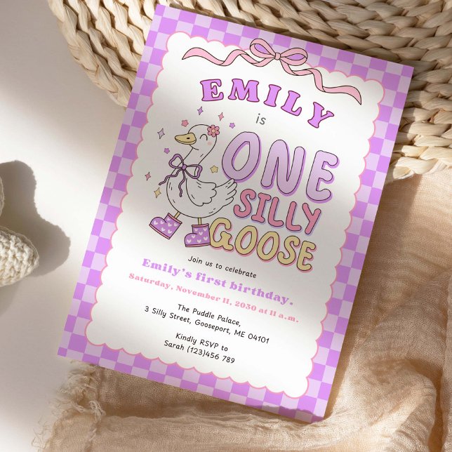 Convite Purple One Silly Goose-Retro Girl First Birthday (Purple Checkered "One Silly Goose"- Girl First Birthday Invitation)