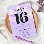 Convite Purple Sweet 16 Birthday Girly Glam Script Balão<br><div class="desc">"Feliz Doce 16". Envie este convite de festas maravilhoso, simples, festivo, moderno, personalizado para um evento a se lembrar. A tipografia negra, a preto e a escrita manual sobrepõem os balões roxos e as luzes de cordas brilhantes douradas num fundo roxo e leve e suave. Personalize o texto personalizado com...</div>