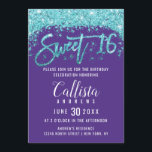 Convite Púrpura Esbranquiçada Aqua Azul-Brilhante Doce 16<br><div class="desc">Este design de convite original e exclusivo do Sweet 16 apresenta poeira brilhante moderna, cinzenta e cinzenta impressa aqua azul denso com tipografia de brilho de bruxos personalizada sobre um simples fundo roxo. Este convite fantástico e glamouroso vai abater seus convidados e ser o perfeito elogio pela festa de aniversário...</div>