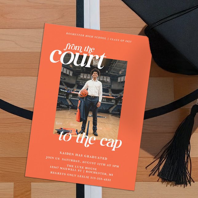 Convite Quadra de Graduação de Basquete para o Chapéu (Basketball Graduation Party Invitation. From the Court to the Cap. )