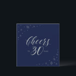Convite Quadrado do aniversário de 30 anos de Partido Mari<br><div class="desc">O vamos comemora seu dia especial com este convite de festas de aniversário de 30 anos. Este design apresenta a tipografia de prata-chic " Anima-se a 30 anos " e gráficos brilhantes em um fundo azul-marinho escuro. Você pode personalizar o texto e a cor do plano de fundo. Convites e...</div>
