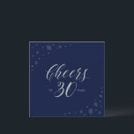Convite Quadrado do aniversário de 30 anos de Partido Mari<br><div class="desc">O vamos comemora seu dia especial com este convite de festas de aniversário de 30 anos. Este design apresenta a tipografia de prata-chic " Anima-se a 30 anos " e gráficos brilhantes em um fundo azul-marinho escuro. Você pode personalizar o texto e a cor do plano de fundo. Convites e...</div>