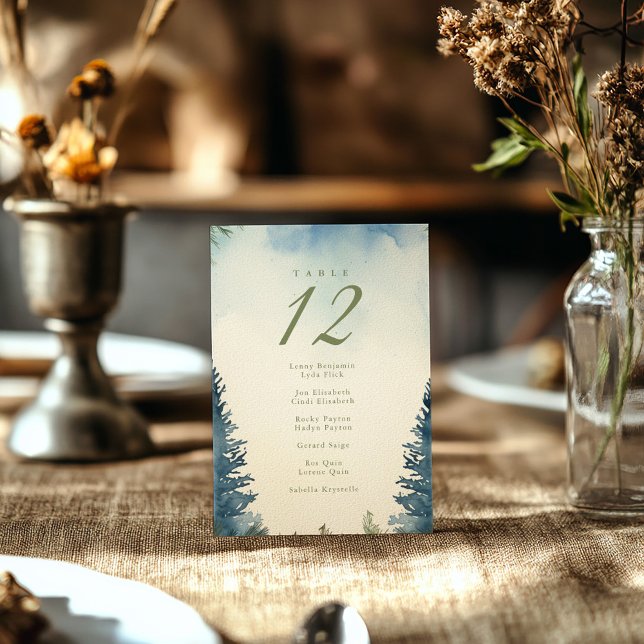 Convite Quadro de lugares verdes para pinheiros de inverno (Serene watercolor forest design with misty evergreens framing the table number card.)