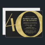 Convite Quarenta anos de negócios 40 anos<br><div class="desc">40 anos em convite à empresa,  com 40. Tem um layout divertido e elegante e apresenta uma bela textura dourada. Entre em contato comigo em claudia@claudiaowen.com se você quiser personalizar este convite. Visite meu compro Zazzle http://www.zazzle.com/claudiaowenshop Design de claudiaowen.com</div>