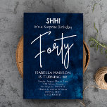 Convite Quarenta | Marinho Blue aniversário de 40 anos Sur<br><div class="desc">Quarenta | Convite de festas aniversário de 40 anos Surpresa Marinho Azul apresenta um pano de fundo de cor azul-d-água profunda,  adornada com elementos textuais brancos sofisticados que transmitem a mensagem "SHH! é um aniversário surpresa Quarenta." Personalize este convite incorporando seus detalhes e informações exclusivos sobre o participante.</div>