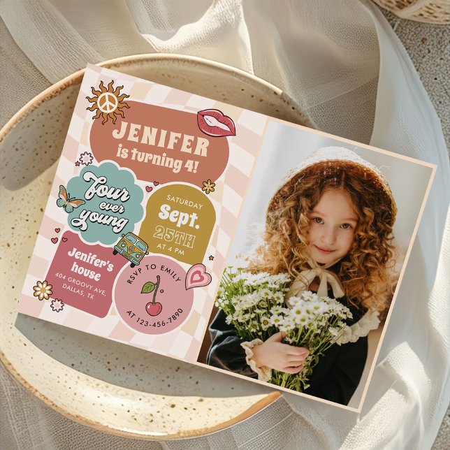 Convite Quatro Jovem Groovy Daisy 4º aniversário Foto (Criador carregado)