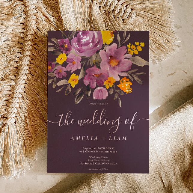 Convite Queda elegante casamento de roxo floral de inverno (Elegant fall winter purple floral script wedding invitation on purple)