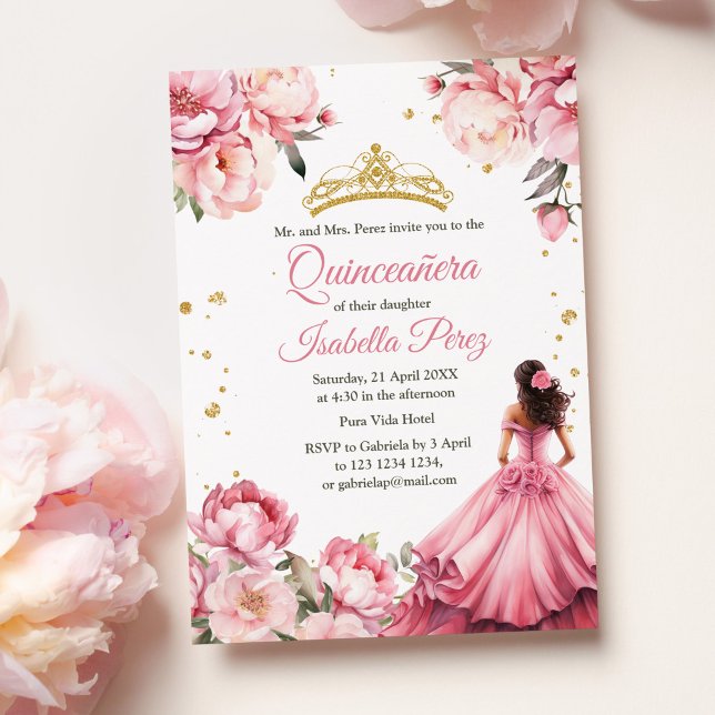 Convite Quinceanera Blush Princesa Rosa, Vestido Tiara (Quinceanera Blush Pink Princess Dress Tiara Invitation on a table with blush pink peonies.)