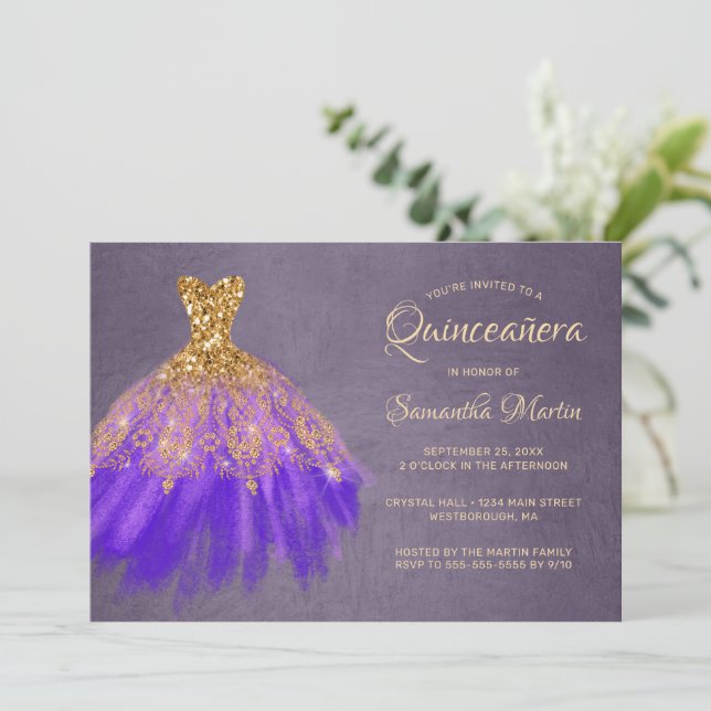 Convite Quinceanera Chic Dourado Roxo Vestido em Plum Part (Em pé/Frente)