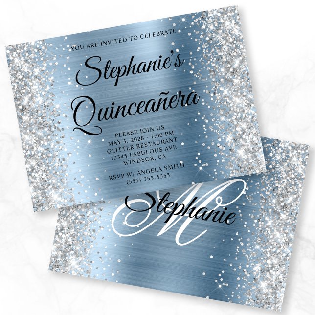 Convite Quinceanera de cor azul-clara de prata (Silver Glitter Light Blue Monogram Quinceanera Invitation)