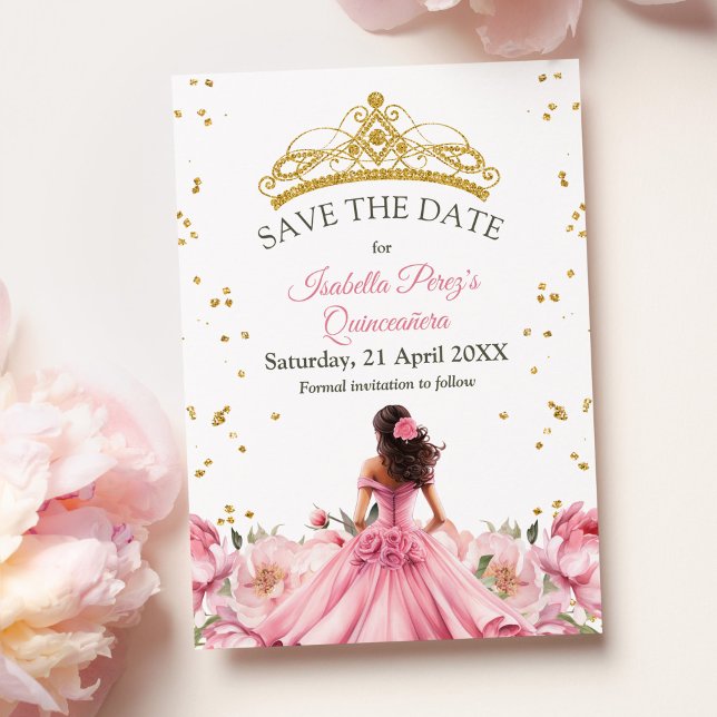 Convite Quinceanera Pink Floral Princesa Salva a Data (Quinceanera Pink Floral Princess Save the Date Invitation on a table with pink peonies.)