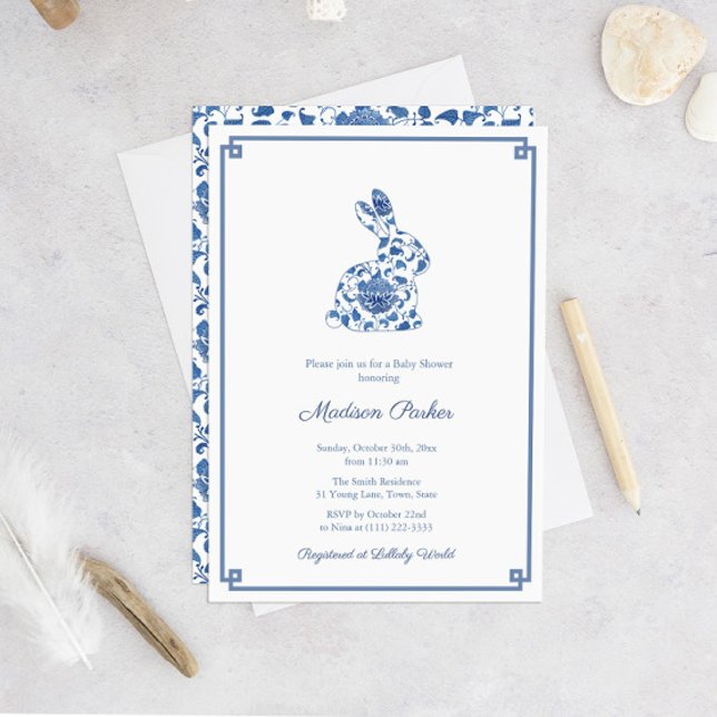Convite Rabbit Chinoiserie Chá de fraldas Azul Quic E Bran (Bunny Rabbit Blue And White Chinoiserie Pattern Baby Shower Invitation)