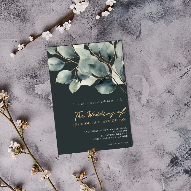 Convite Ramo de Eucalyptus escuro e casamento de folhas ve (Dark and gold elegant wedding invitation card features a stunning eucalyptus leaf.)
