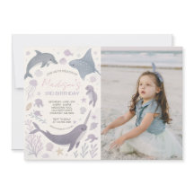 Rapariga abaixo da Festa de aniversário do mar