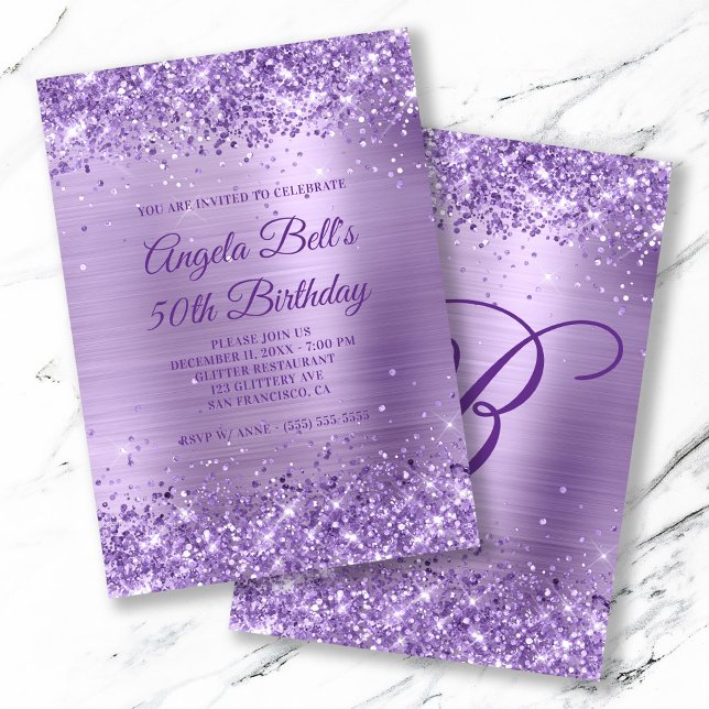 Convite Real Purple Glitter Brushing Foil 50º Aniversário (Monogrammed Birthday 5x7 Invite)