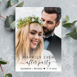 Convite Recepção de casamento de Fotografias de Script Ele<br><div class="desc">Elegante ou pequeno anúncio de casamento e convite para a recepção para que a família e os amigos saibam que se casaram numa pequena cerimônia íntima de casamento e os convidassem para uma recepção de casamento. A frente mostra sua foto do dia do casamento sobreposta com "Feliz Festa de Sempre"...</div>