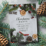 Convite Red Cranberry Orange Winter Pinetree Natal<br><div class="desc">Este Convite de festas de Natal festivo e de inverno é o design perfeito para exuberar essas vibrações caseiras. Apresenta agulhas e galhos verdes da floresta com fatias de laranja, groselhas vermelhas, pinecones, figos e especiarias sobre um fundo branco e gelado. É o país, elegante e bonito; o design perfeito...</div>