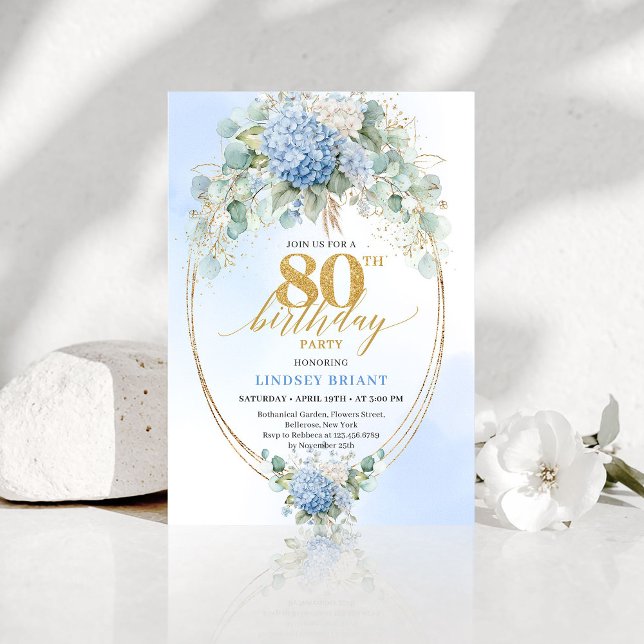 Convite Refined Chic Dusty Blue Floral Gold 80th Birthday (Refined Dusty Blue Floral Gold 80th Birthday Invitation)