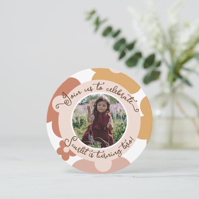 Convite Retro Boho Daisy Birthday Girl Round (Em pé/Frente)