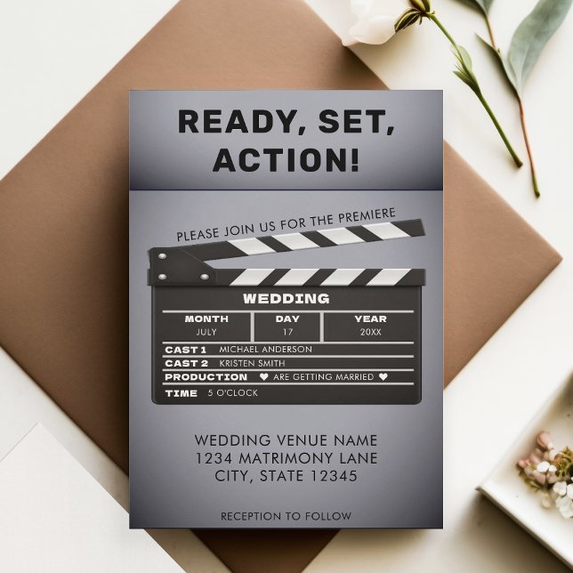 Convite Retro Brevemente Vindo Filme Conselho (Retro Coming Soon Movie Film Clap Board Wedding Invitation)