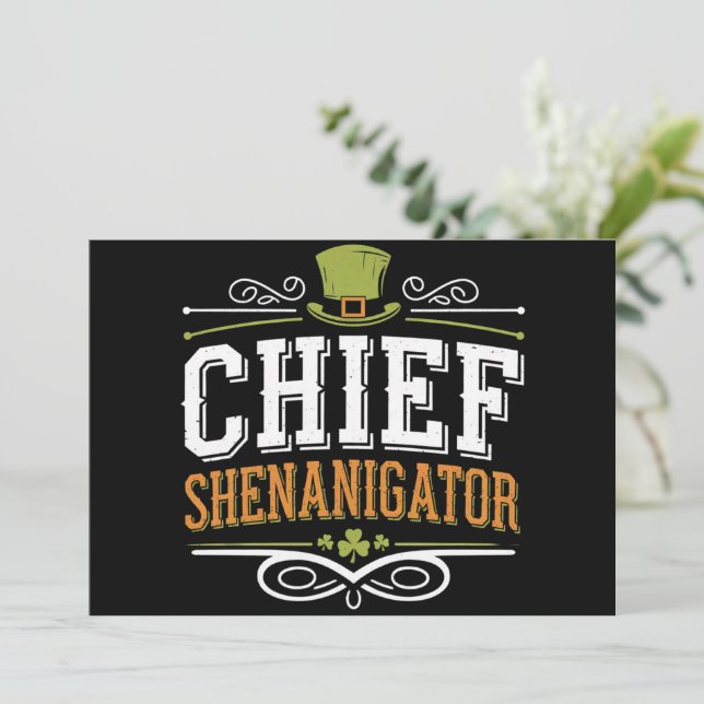 Convite Retro Chief Shenanigator Chapéu Sortudo do Leprech (Em pé/Frente)