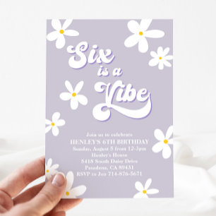 Convite Retro-Daisy Seis Roxo É Um Aniversário Vibe