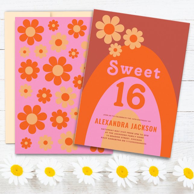 Convite Retro Doce 16 Festa de aniversário Cor-de-laranja  (Sweet 16 retro daisy arch orange and pink 16th birthday party with groovy typography )