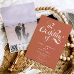 Convite Retro foto boho terracotta script casamento Qr<br><div class="desc">Quando retro encontra o toque moderno. Um convite de casamento para um boho beige e terracotta Earth retro script com uma caligrafia clássica e elegante retro vintage em clássico terracotta elegante. Adicione sua foto de casal no verso ( ou exclua-a se você não quiser fotos) e adicione seu código QR...</div>