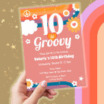 Convite Retro Groovy 10º aniversário<br><div class="desc">O bonitinho retrato 10 é um convite de aniversário. Foto popular retrô-arco-íris,  estrelas,  flores e estilo 60s. Disponível como um download digital imprimível. Excelente para qualquer estação. Cor rosa retro pastel.</div>
