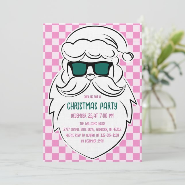 Convite Retro Groovy Pink Checkered Santa Claus Christmas  (Em pé/Frente)