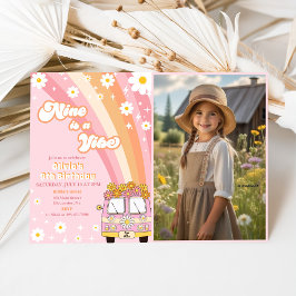 Convite Retro Rainbow Nine é um Vibe Groovy 9º aniversário