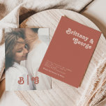 Convite Retro Simples | Antigo Rosa Monograma de Fotografi<br><div class="desc">Este simples retrato | o antigo convite para fotos casuais de rosa é perfeito para o seu casamento clássico de tons de terra de vintage. A design apresenta uma fonte hippie rustic boho minimalista. A paleta neutra a cores do sudoeste do deserto e as letras do século do médio boêmico...</div>