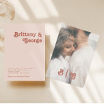 Convite Retro Simples | Monograma de Fotografia Casual Cor<br><div class="desc">Este simples retrato | o convite para fotos casuais cor-de-rosa-claro é perfeito para o seu casamento clássico de tons de terra de safra. A design apresenta uma fonte hippie rustic boho minimalista. A paleta neutra a cores do sudoeste do deserto e as letras do século do médio boêmico da Terra...</div>