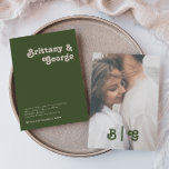 Convite Retro Simples | Monograma de Fotografia Casual Ver<br><div class="desc">Este simples retrato | O convite para fotografia casual verde-oliva é perfeito para o seu casamento clássico de tons de terra de safra. A design apresenta uma fonte hippie rustic boho minimalista. A paleta neutra a cores do sudoeste do deserto e as letras do século do médio boêmico da Terra...</div>