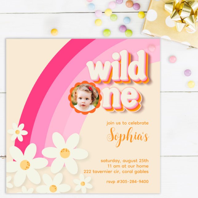 Convite Retro Wild One Daisy Pink Photo Invitation | Boho (Criador carregado)
